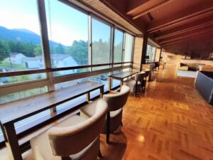 ライムリゾート妙高ブログ宿泊レビュー。ラウンジからの大自然が最高